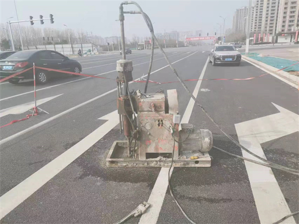 什运乡公路路面下沉沉降开裂注浆加固施工